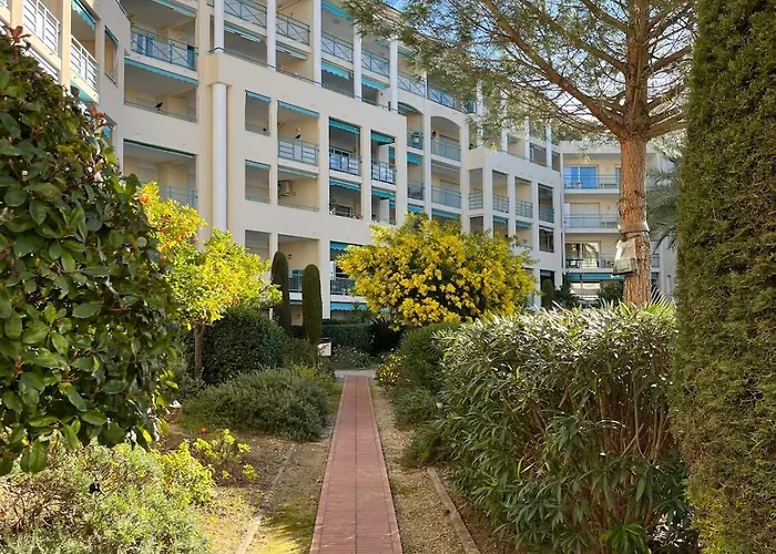 F2 Vue - Piscine - Climatisation - Parking